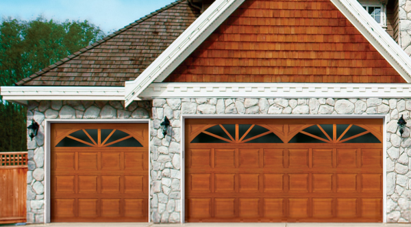 Garasi dengan pintu kayu klasik dan aksen ukiran